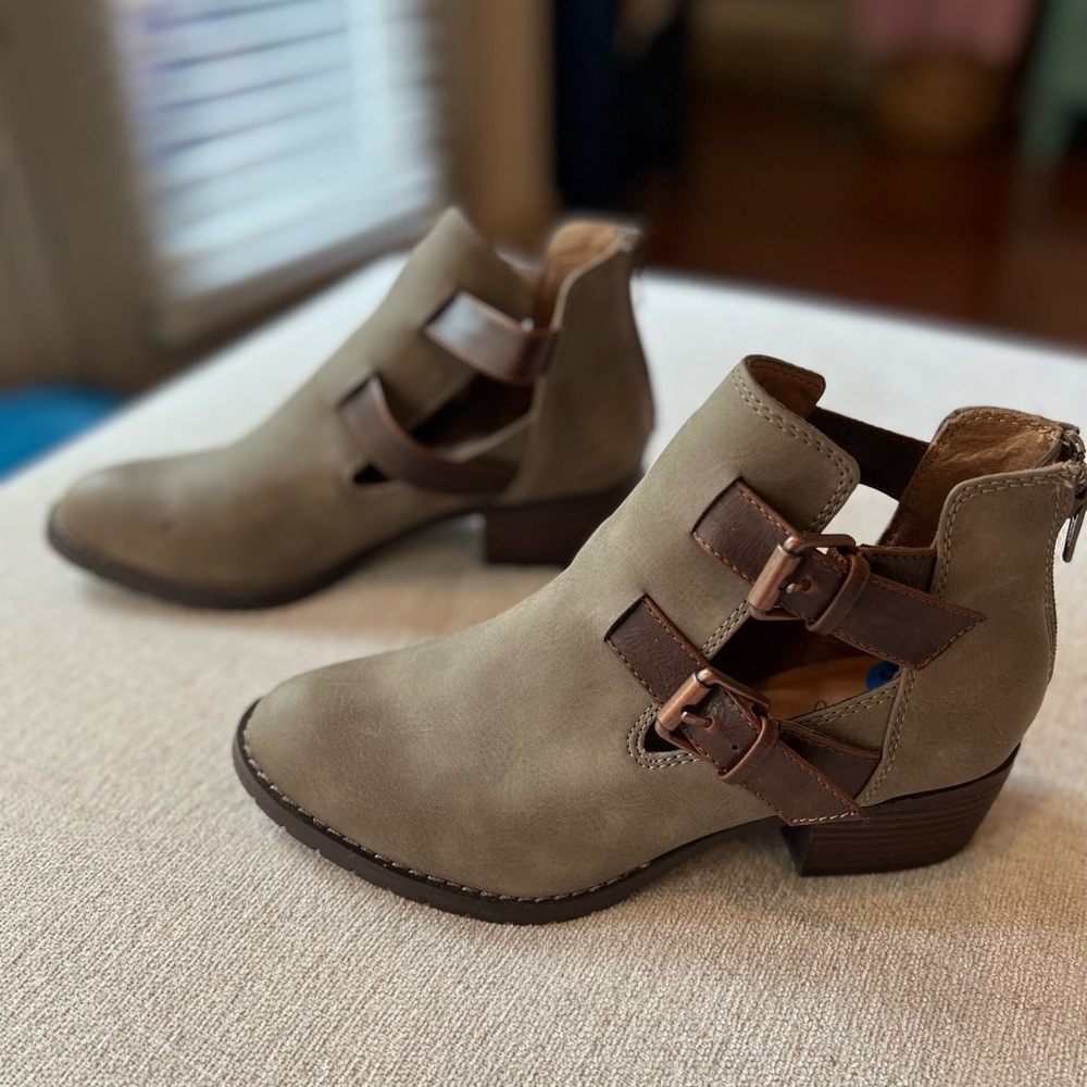 NWT Euro Soft Buckle Booties
